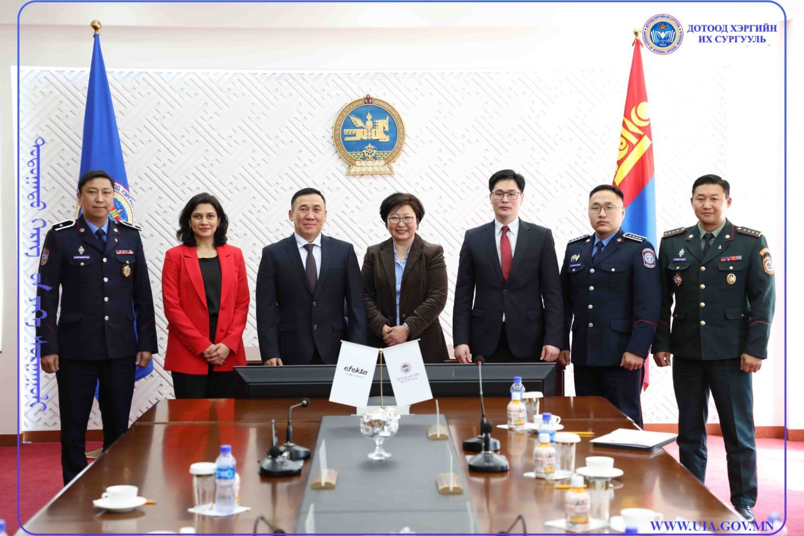 ХИЙМЭЛ ОЮУН УХААНД СУУРИЛСАН “EF EFEKTA” ЦАХИМ АНГЛИ ХЭЛНИЙ СУРГАЛТЫН БАЙГУУЛЛАГЫН ТӨЛӨӨЛӨГЧДИЙГ ХҮЛЭЭН АВЧ, ХАМТЫН АЖИЛЛАГААНЫ ЧИГЛЭЛЭЭР САНАЛ СОЛИЛЦЛОО