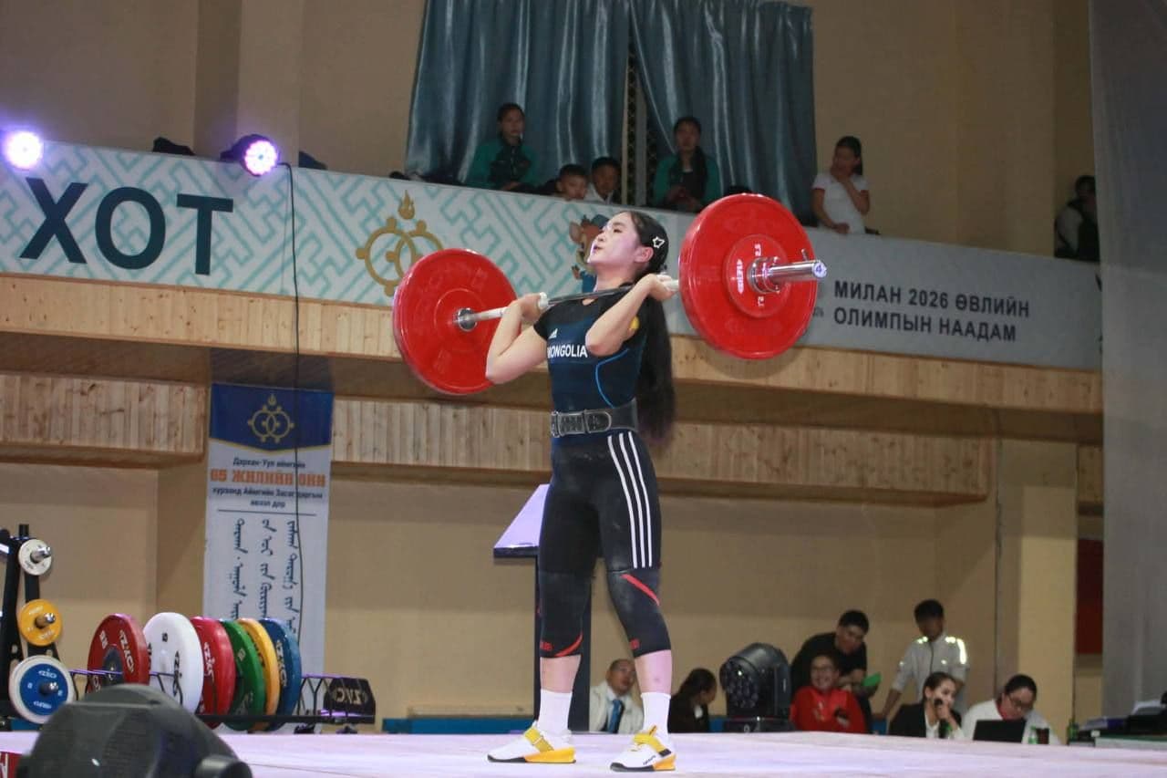 Өсвөр, Залуучуудын хүндийн өргөлтийн Улсын аварга шалгаруулах тэмцээнээс алтан медаль хүртлээ